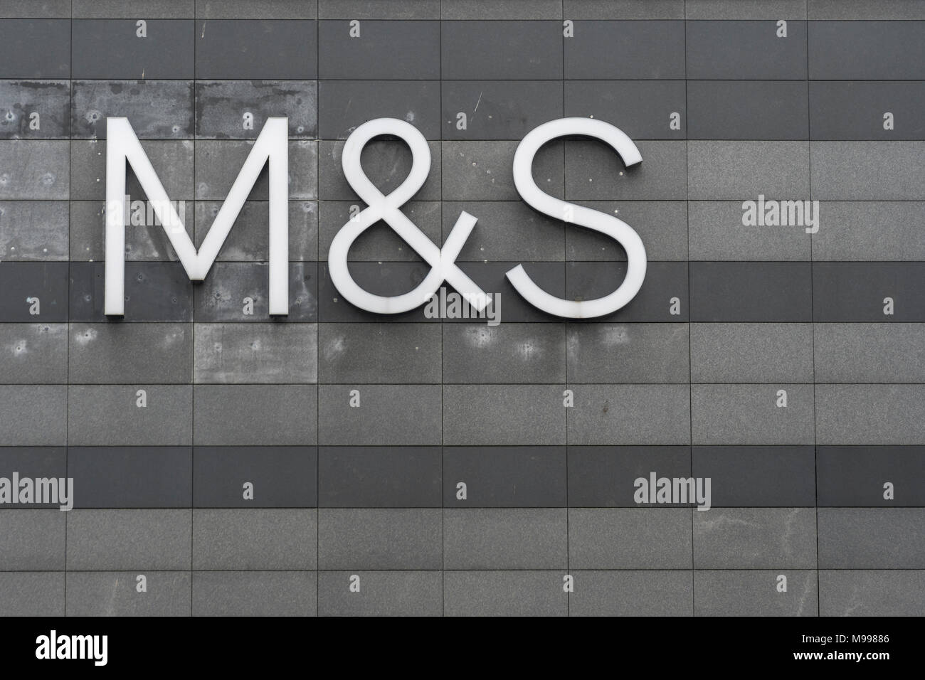 Marks and Spencer / M&S logo au Drake Center, Plymouth. Peut-être pour les fermetures de magasins M&S, les perspectives sombres, l'avertissement de profit, la chute des bénéfices, les coupures d'emplois. Banque D'Images
