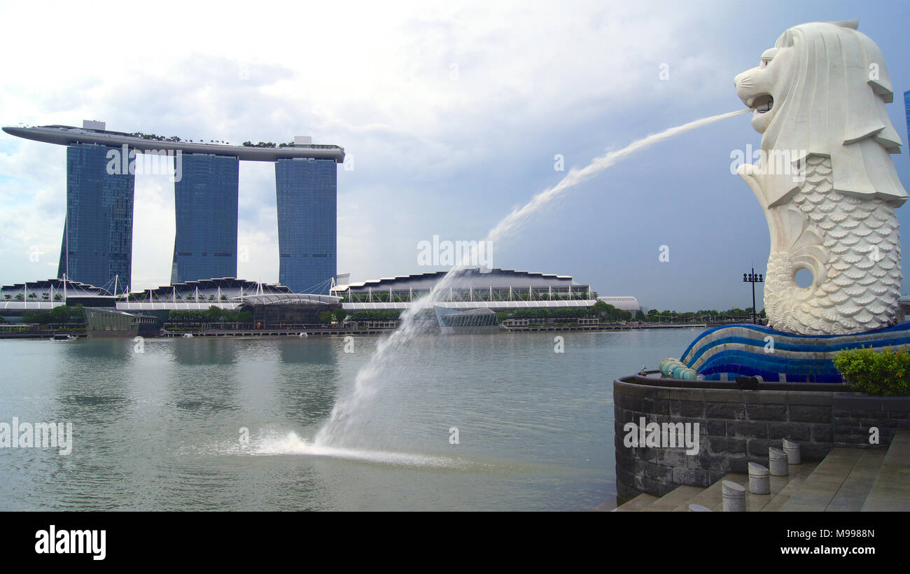 Singapour - 2 avr 2015 : la fontaine du Merlion et Singapour. Merlion est une créature mythique avec le chef d'un lion et le corps d'un poisson. Est considéré comme un symbole de la ville Banque D'Images