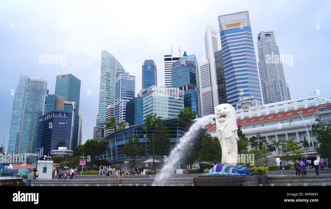 Singapour - 2 avr 2015 : la fontaine du Merlion et Singapour. Merlion est une créature mythique avec le chef d'un lion et le corps d'un poisson. Est considéré comme un symbole de la ville Banque D'Images
