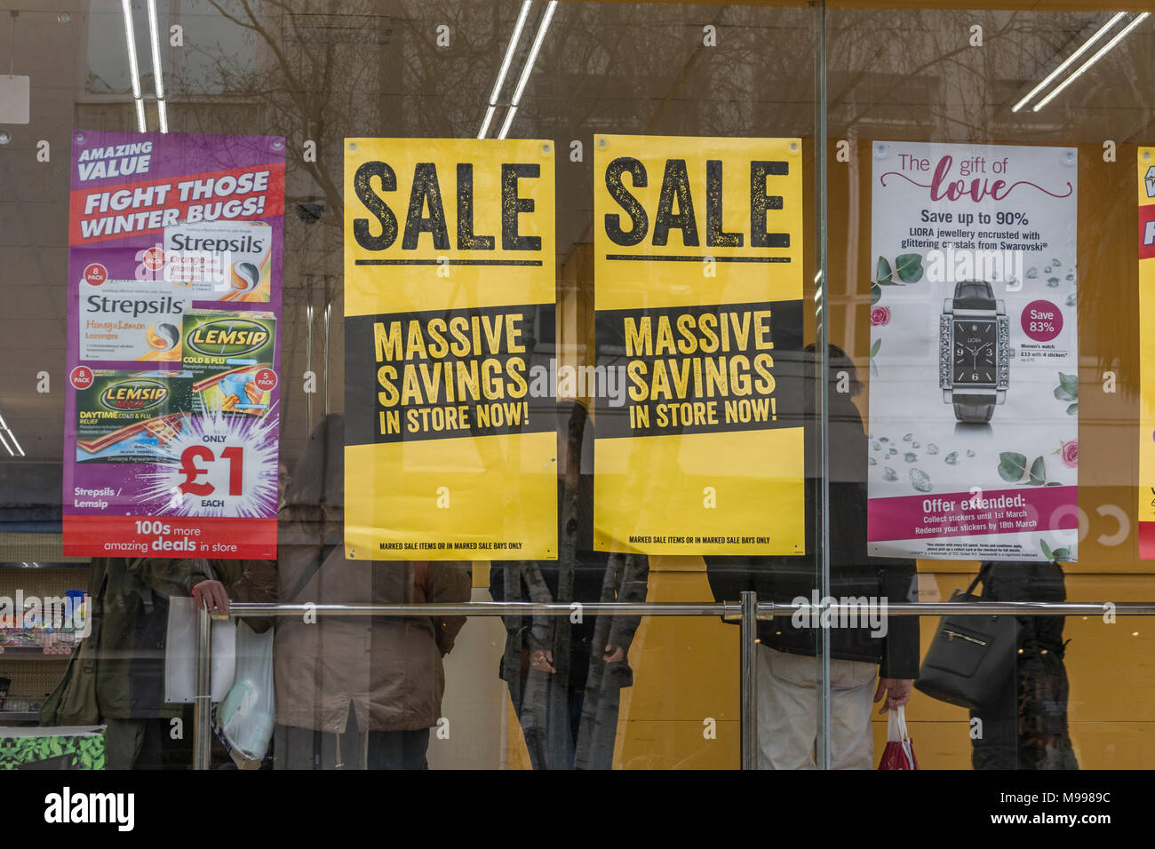 Mort de la Grand-rue métaphore / concept - Poundworld 'vente' poster dans leur unité de vente au détail dans la région de Plymouth, Devon. Métaphore high street, squeeze. Banque D'Images
