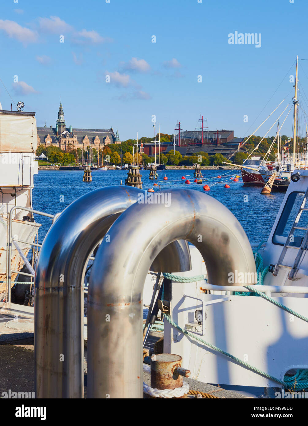 Vue du front de mer vers Djurgarden Norrmalm avec à gauche Nordiska Museet et droit Vasamuseet, Stockholm, Suède, Scandinavie Banque D'Images