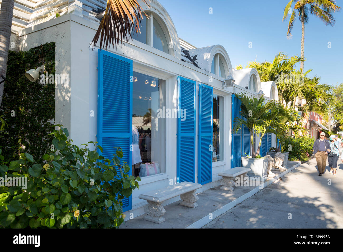 Des volets bleus sur boutique de vêtements d'inspiration française dans la 3ème rue du quartier commercial, Naples, Florida, USA Banque D'Images
