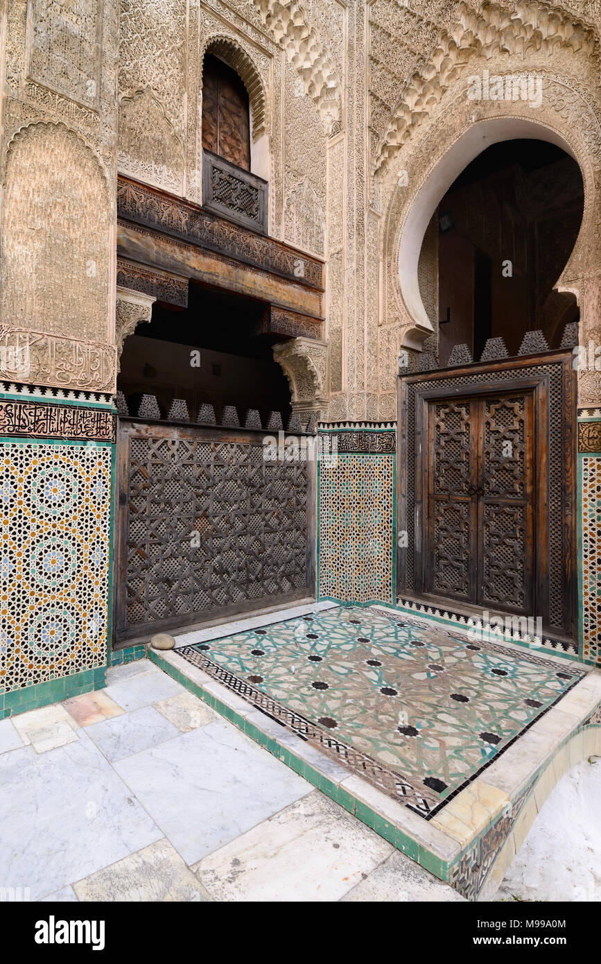 Fes, MAROC - 30 NOVEMBRE 2015 : l'intérieur de la Madrasa Bou à Fez Banque D'Images
