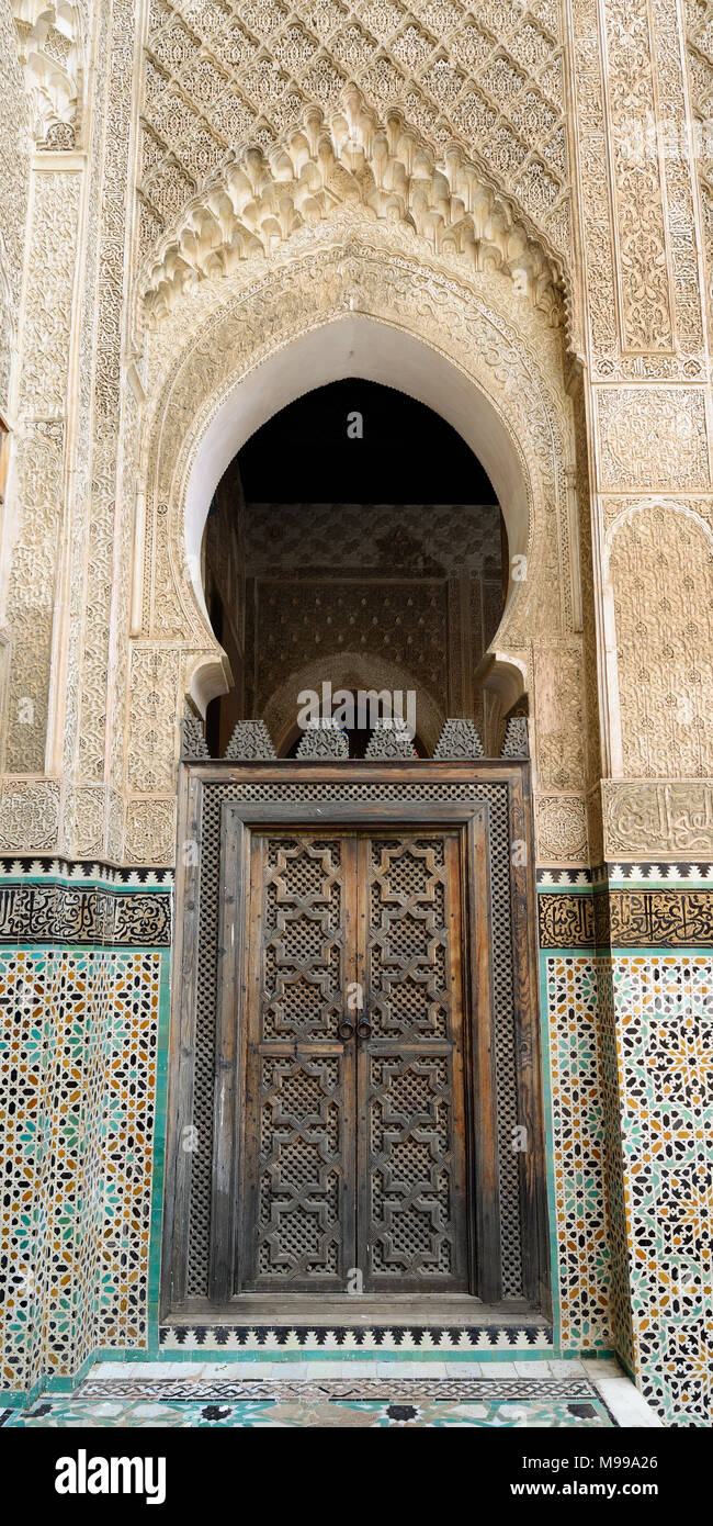 Fes, MAROC - 30 NOVEMBRE 2015 : l'intérieur de la Madrasa Bou à Fez Banque D'Images