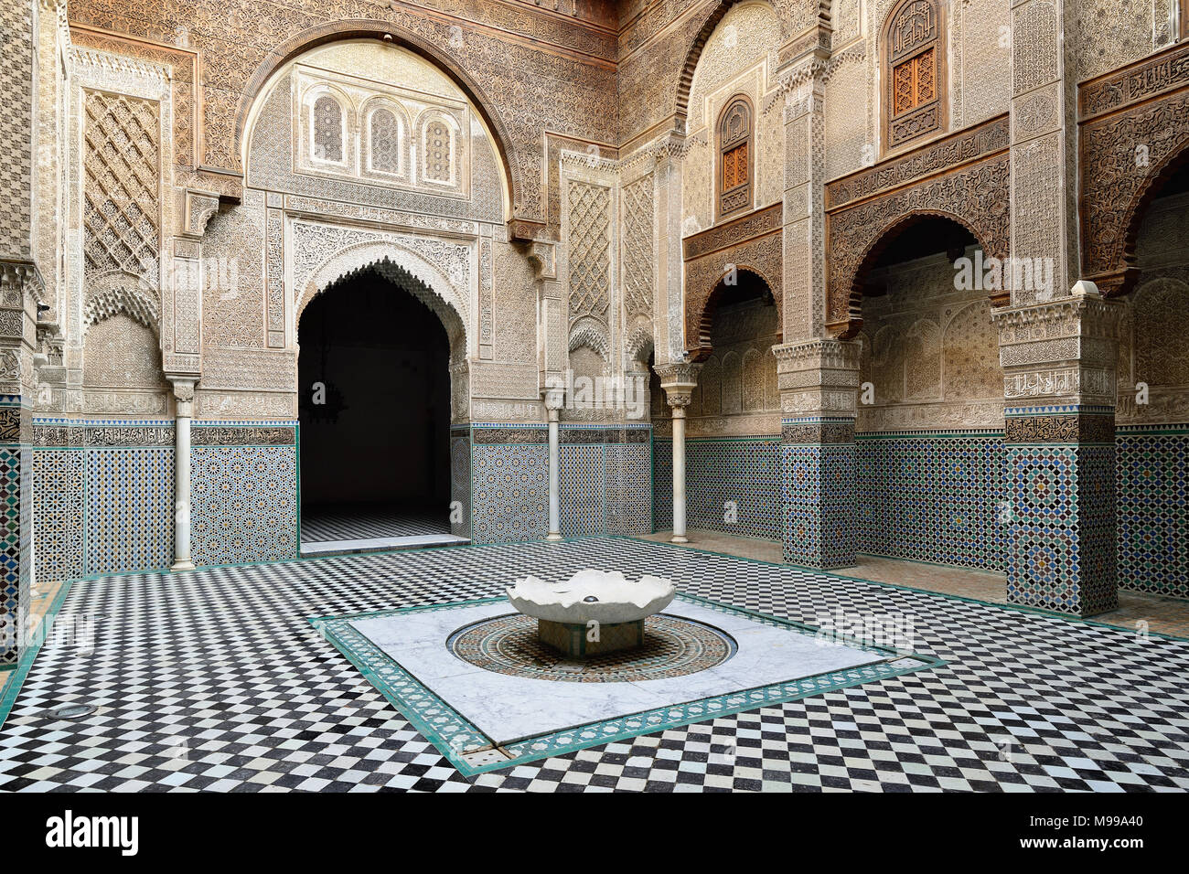 Fes, MAROC - 30 NOVEMBRE 2015 : l'intérieur de la mosquée Al-Qarawiyyin à Fez Banque D'Images