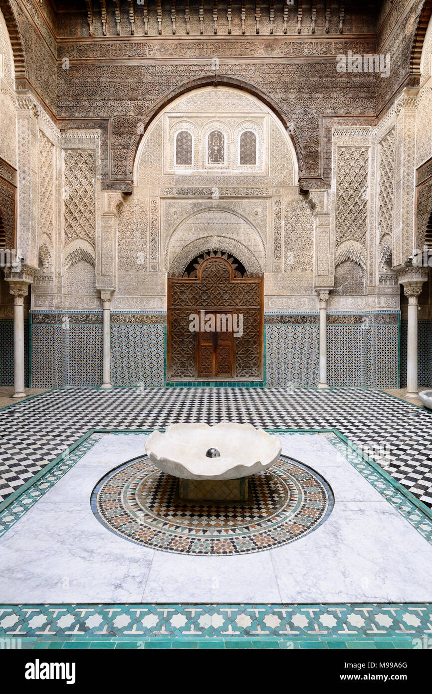 Fes, MAROC - 30 NOVEMBRE 2015 : l'intérieur de la mosquée Al-Qarawiyyin à Fez Banque D'Images