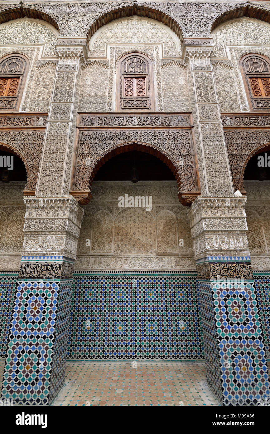 Fes, MAROC - 30 NOVEMBRE 2015 : joliment décorées de l'intérieur de la mosquée Al-Qarawiyyin à Fez Banque D'Images