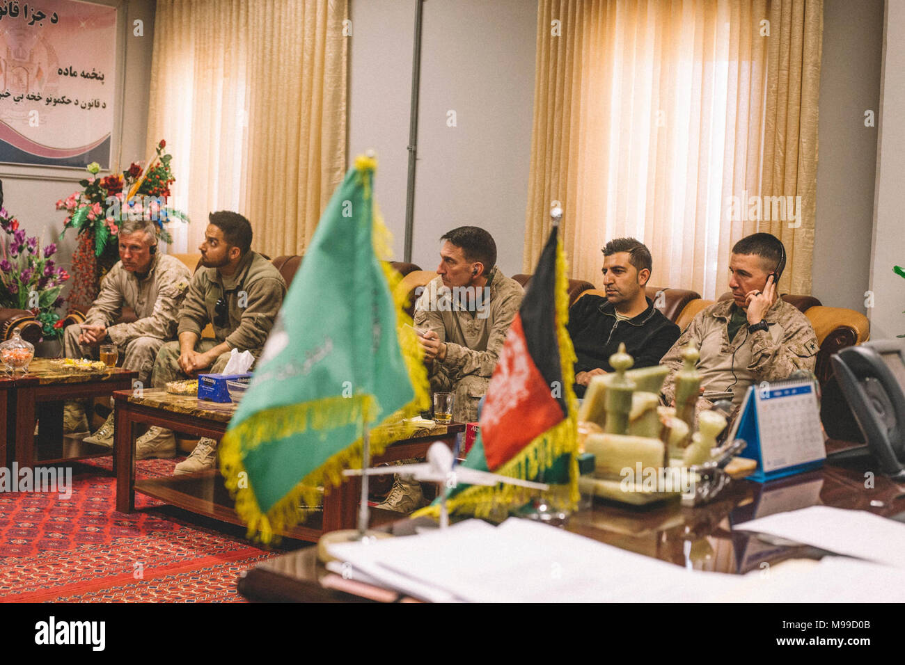 Les Marines américains le colonel Edward J. Healey, senior advisor Marine avec l'Armée nationale afghane 215e Corps (à gauche), le Colonel Christopher J. Douglas, conseiller principal de la 505ème à la Police nationale afghane, Zone (milieu), et Brigue. Le général Benjamin T. Watson, commandant général (à droite) de la Force au sud-ouest (TFSW), écouter des dirigeants clés de la Défense nationale afghane et les forces de sécurité (ANDSF) à l'Aérodrome de Bost, l'Afghanistan, le 25 janvier 2018. Haut de page des conseillers de TFSW et des dirigeants clés de l'ANDSF se sont réunis pour discuter de mesures de suivi pour l'opération Maiwand 11. Ils ont également discuté de la sécurité provisoire Banque D'Images