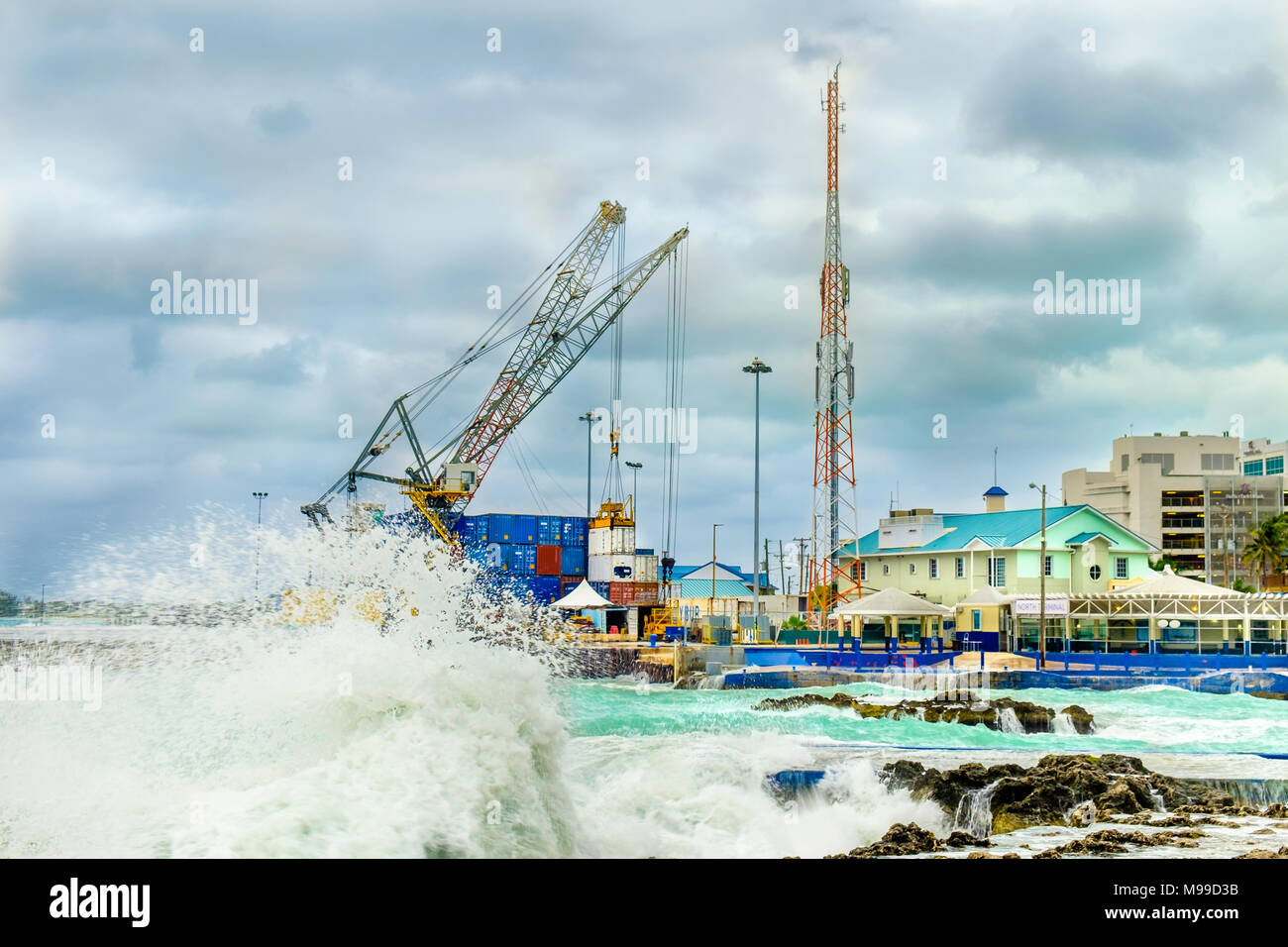 Tempête sur la mer des Caraïbes par George Town port terminal Nord, Grand Cayman, Cayman Islands Banque D'Images