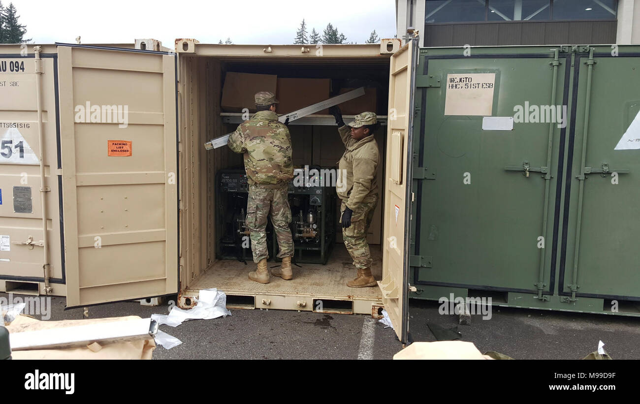 Le 8 février, 2018 soldats de l'Administration centrale et de l'Administration centrale 51e Bataillon du Corps expéditionnaire de l'entreprise Signal, 35e Brigade Signal tactique Théâtre menées ré-évaluations de plan de chargement et de stockage nettoyage. Les sous-officiers et soldats utilisé l'après-midi pour vider les conteneurs Tricon et roll-up cabanes afin de les nettoyer et s'assurer que leur contenu ont été enregistrées avec exactitude. Banque D'Images