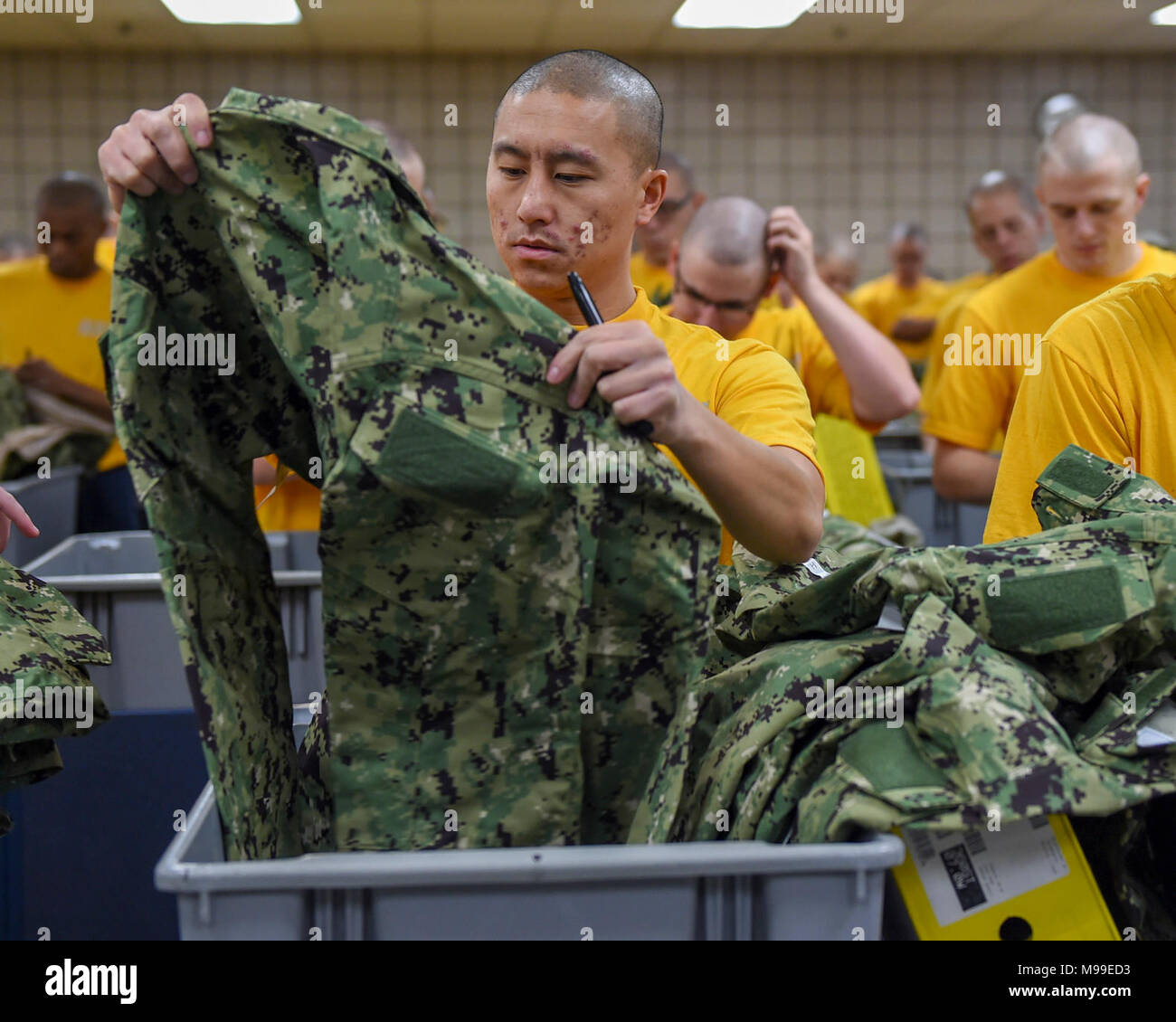 Grands Lacs, Illinois (fév. 14, 2018) Recrute sur leur uniforme initiale en question au cours de l'instruction des recrues au traitement de commande. Environ 30 000 à 40 000 diplômés chaque année de l'recrues de la Marine que boot camp. (U.S. Navy Banque D'Images