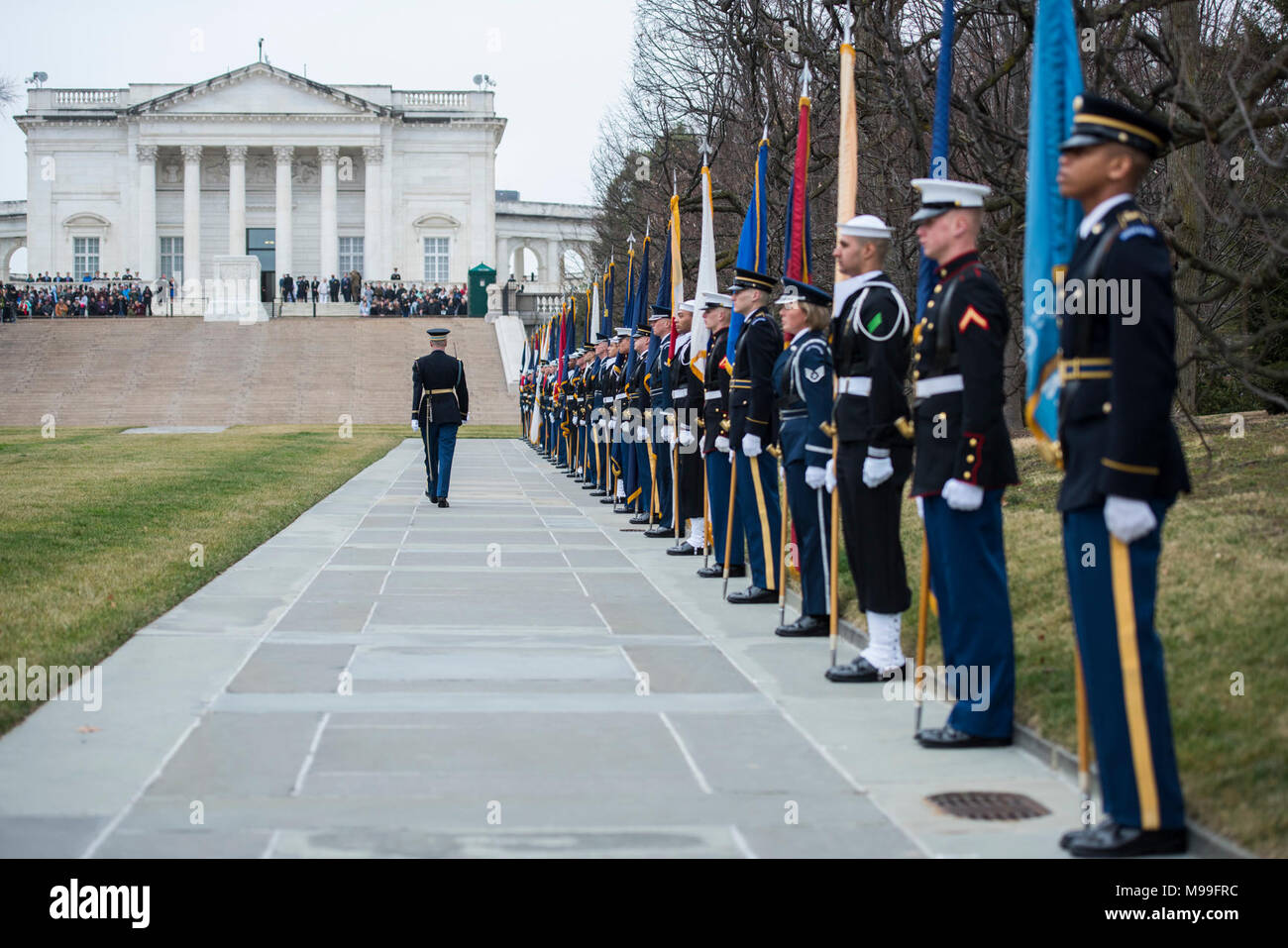 Les membres de prendre part à un Wreath-Laying les Forces armées honneur cérémonie offerte par le Premier Ministre australien, Malcolm Turnbull au cimetière national d'Arlington, Arlington, Virginie, le 22 février 2018. Turnbull s'est entretenu avec le Cimetière National d'Arlington senior leadership, visité l'Amphithéâtre Memorial Afficher prix, et déposé une couronne sur la Tombe du Soldat inconnu, dans le cadre de sa visite officielle aux États-Unis. (U.S. Army Banque D'Images