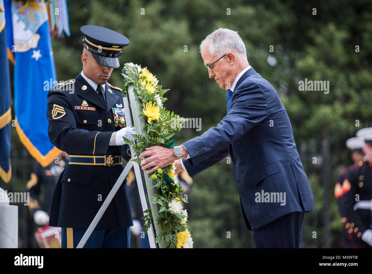 Le Premier ministre australien, Malcolm Turnbull met une couronne sur la Tombe du Soldat inconnu au cours d'une Wreath-Laying les Forces armées honneur Cérémonie au cimetière national d'Arlington, Arlington, Virginie, le 22 février 2018. Turnbull a également rencontré le Cimetière National d'Arlington Senior Leadership et visité l'Amphithéâtre Memorial Prix d'affichage dans le cadre de sa visite officielle aux États-Unis. (U.S. Army Banque D'Images