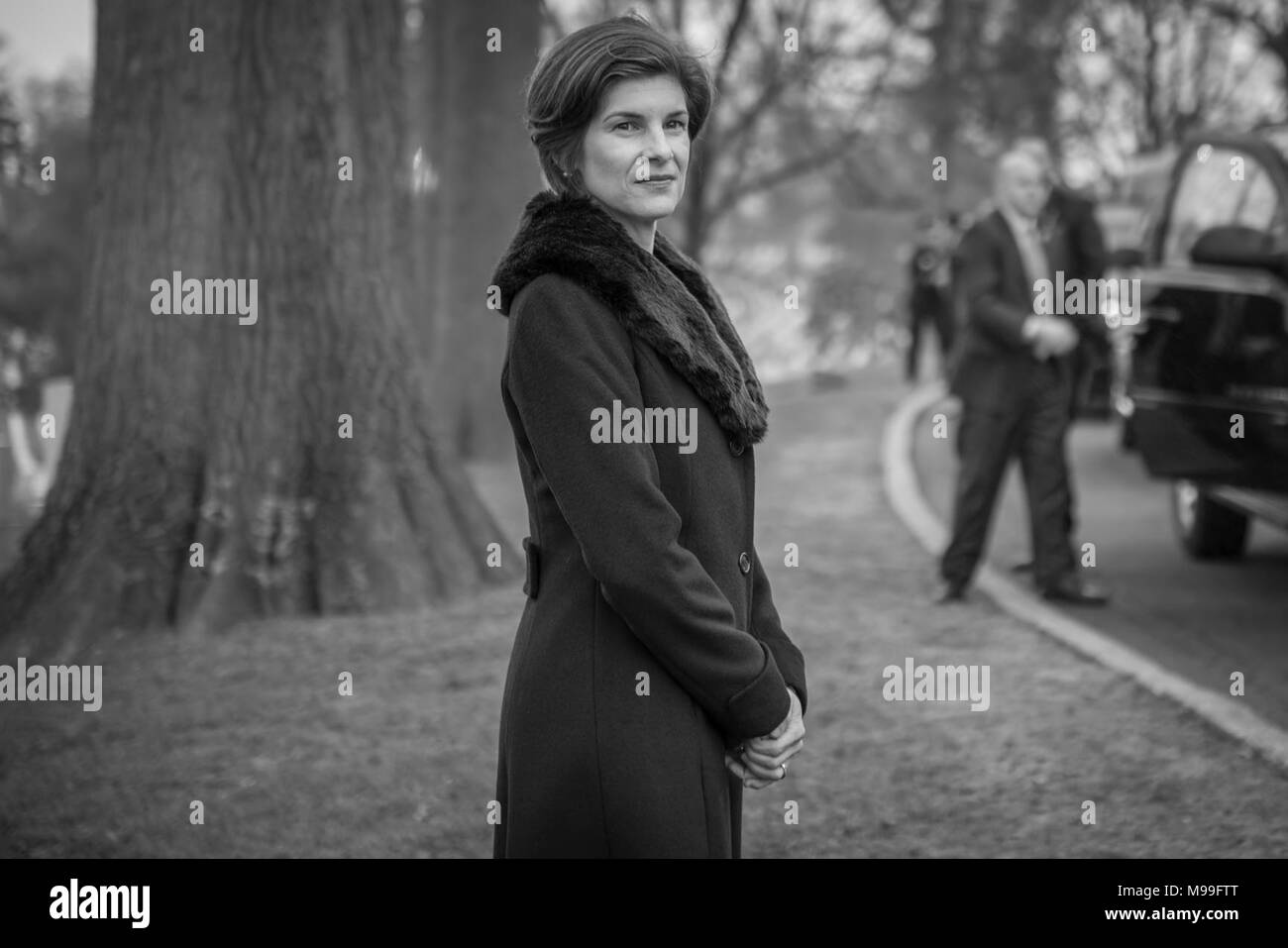 Katharine Kelley, surintendant, le Cimetière National d'Arlington, attend que l'arrivée du Premier Ministre australien Malcolm Turnbull et son épouse, Lucy, à l'article 34 de cimetière National d'Arlington, Arlington, Virginie, le 22 février 2018. Premier ministre Turnbull a participé à un Wreath-Laying les Forces armées tous les honneurs sur la Tombe du Soldat inconnu et visité l'Amphithéâtre Memorial Prix d'affichage dans le cadre de sa visite officielle aux États-Unis. (U.S. Army Banque D'Images