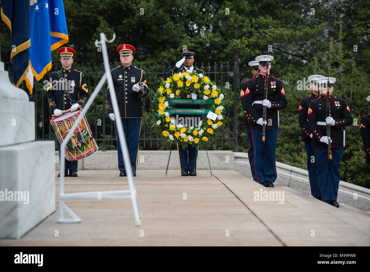 Des soldats et des membres de l'armée américaine, bande son propre 'Wolverine', le soutien des Forces armées tous les honneurs d'une Wreath-Laying cérémonie offerte par le Premier Ministre australien, Malcolm Turnbull au cimetière national d'Arlington, Arlington, Virginie, le 22 février 2018. Turnbull a également rencontré le Cimetière National d'Arlington senior leadership et visité l'Amphithéâtre Memorial Prix d'affichage dans le cadre de sa visite officielle aux États-Unis. (U.S. Army Banque D'Images