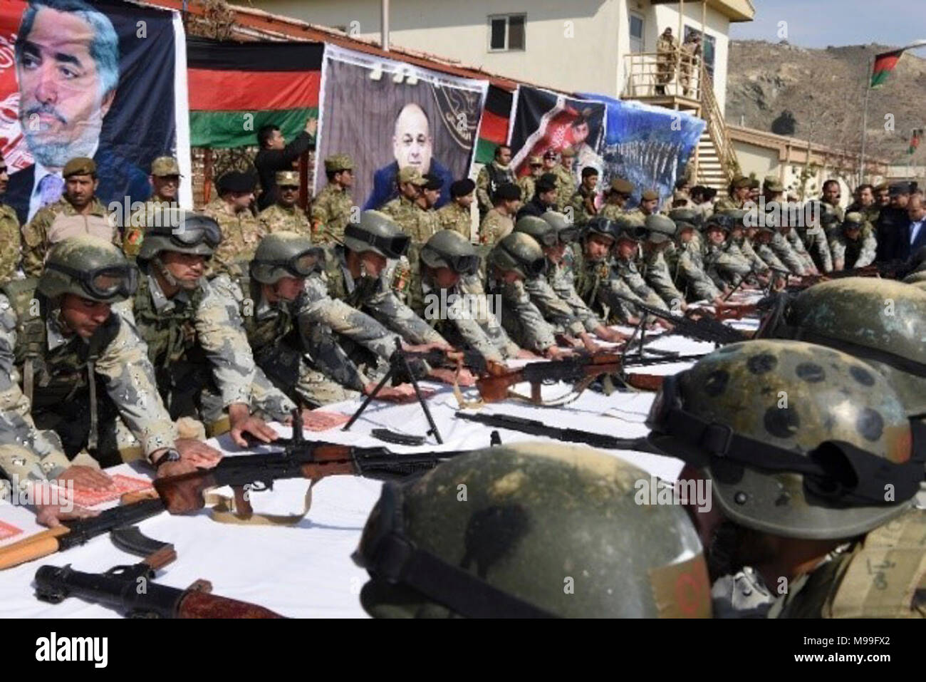 Trois cent quarante-sept étudiants ont obtenu leur diplôme du Centre de formation de la police à Kaboul, Afghanistan, le 22 février 2018. Les diplômés pourront jouer un rôle essentiel dans la croissance de la NMU de trois à six unités tel que décrit dans la feuille de route 2020 de l'Afghanistan. Les mises à jour indépendantes, héritage de l'unité d'intervention de crise à Kaboul, 222 Commando Force 333 Logar, en Afghanistan et de la Force territoriale dans les provinces de Kandahar sera rejoint par des unités à Balkh, Herat, et de Nangarhar. (NSOCC-A Banque D'Images