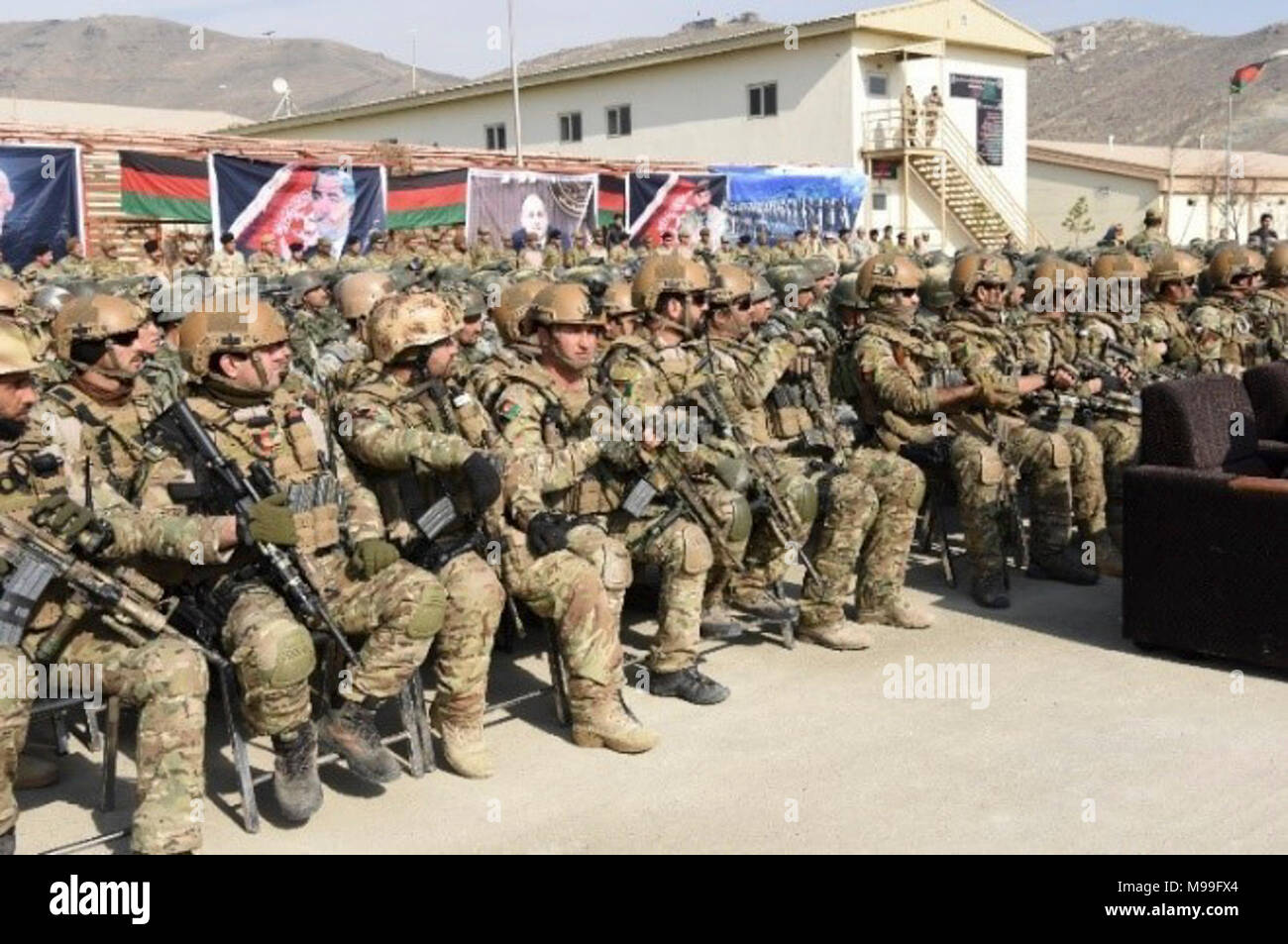 Trois-cent quarante-sept étudiants ont obtenu leur diplôme du Centre de formation de la police à Kaboul, Afghanistan, le 22 février 2018. Les diplômés pourront jouer un rôle essentiel dans la croissance de la NMU de trois à six unités tel que décrit dans la feuille de route 2020 de l'Afghanistan. Les mises à jour indépendantes, héritage de l'unité d'intervention de crise à Kaboul, 222 Commando Force 333 Logar, en Afghanistan et de la Force territoriale dans les provinces de Kandahar sera rejoint par des unités à Balkh, Herat, et de Nangarhar. (NSOCC-A Banque D'Images