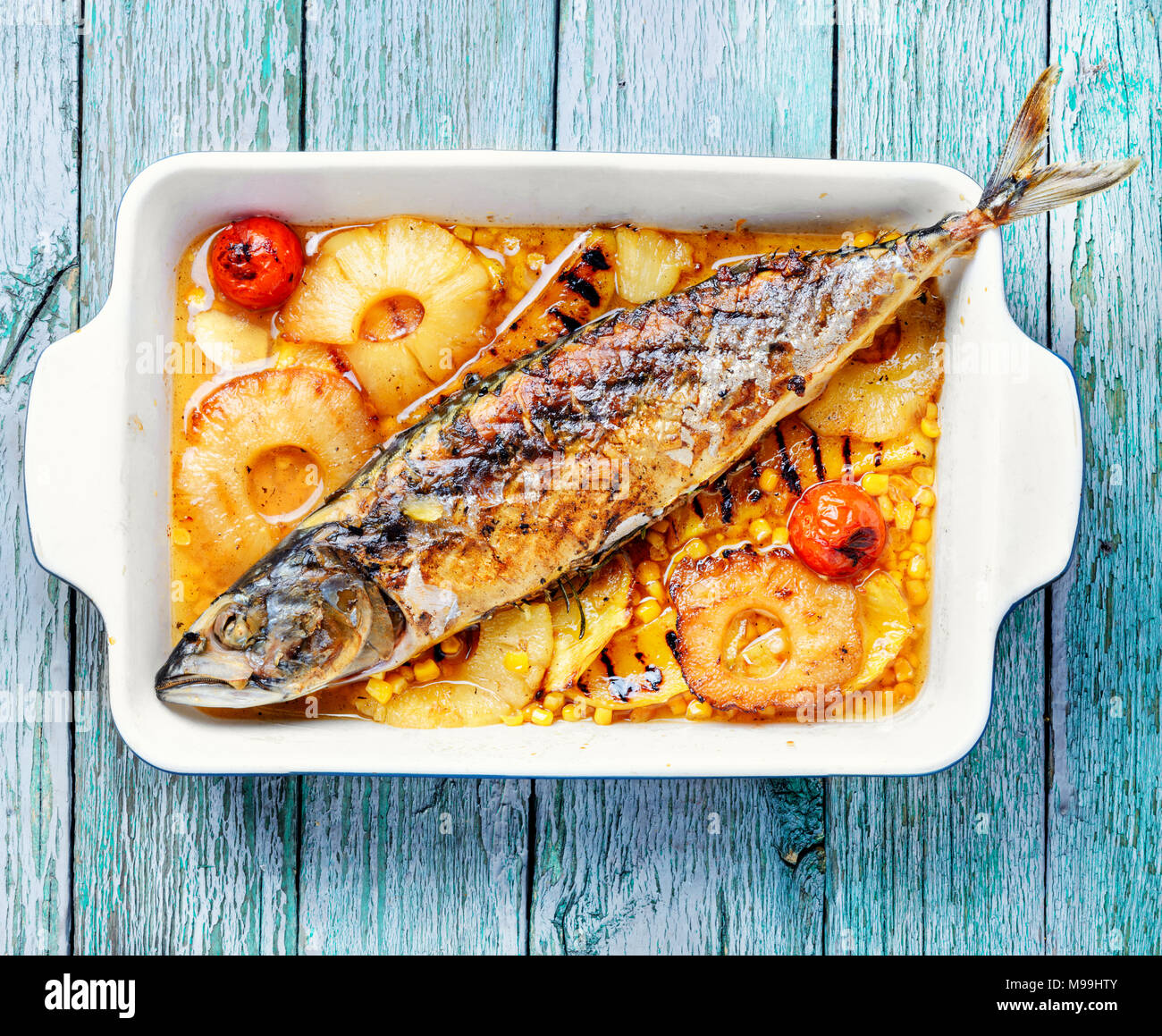 Du poisson cuit au four à l'ananas et mangue dans le moule Photo Stock -  Alamy