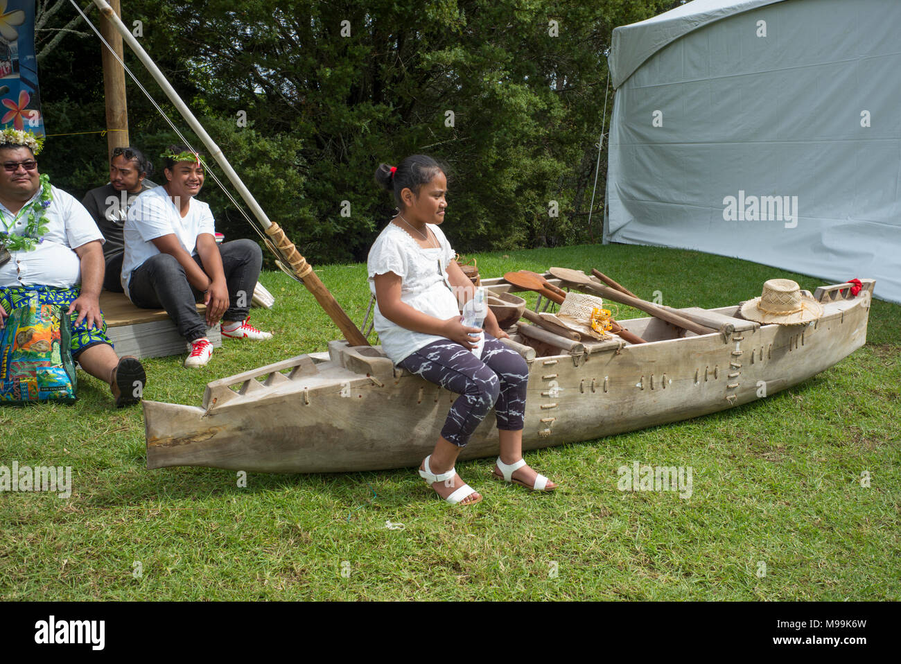 Une jeune fille est assise sur une pirogue sur l'affichage à l'Pasifica Festival Auckland, Nouvelle-Zélande. Banque D'Images