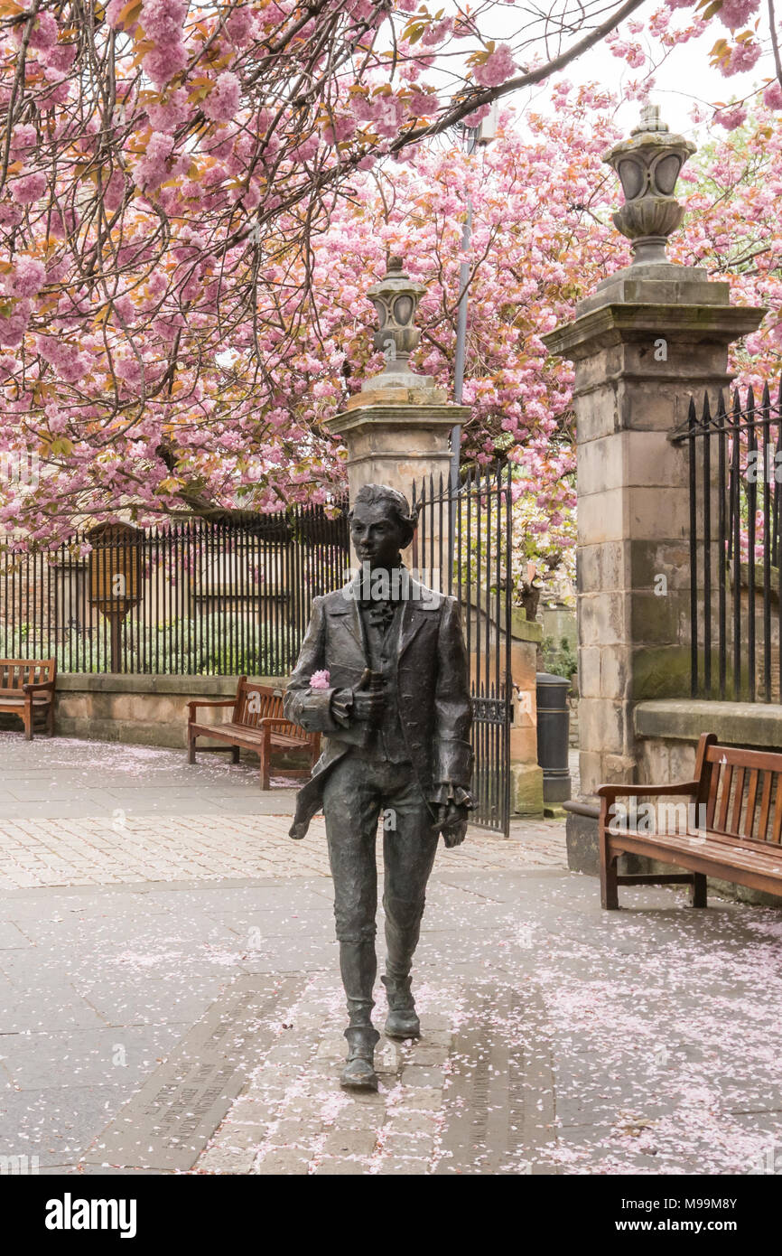 Robert Fergusson statue, à l'extérieur de l'Église Canongate, Édimbourg, Écosse, Royaume-Uni Banque D'Images