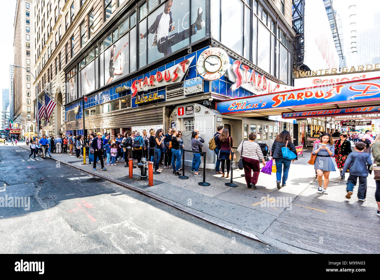 La ville de New York, USA - 28 octobre 2017 : Manhattan NYC buildings de midtown Times Square, Broadway avenue road, signe, longue file d'attente de personnes c Banque D'Images