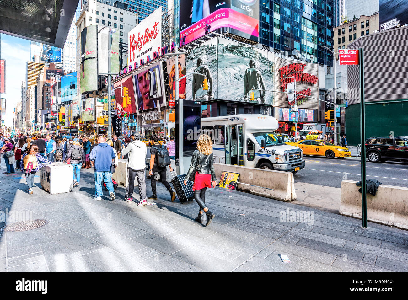 La ville de New York, USA - 28 octobre 2017 : Manhattan NYC buildings de midtown Times Square, Broadway avenue road, signes publicitaires, de nombreux grands grande foule de peop Banque D'Images