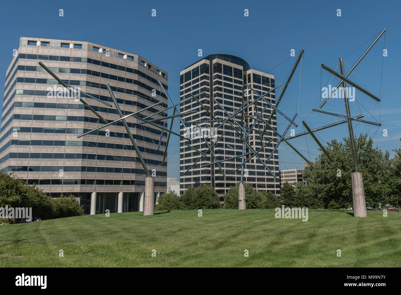 Kansas City, MO - 14 octobre 2015 : La sculpture intitulée Triple Couronne par Kenneth Snelson est fabriquée en tubes d'acier et de câbles, s'assied sur la pierre 3 Banque D'Images