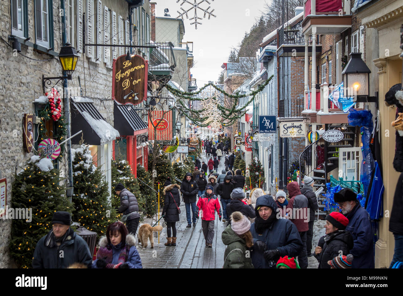 Québec, CANADA - LE 26 DÉCEMBRE 2016 : le Petit Champlain street dans le vieux Québec vu d'en haut, pleine de touristes, au cours d'un après-midi d'hiver pictur Banque D'Images