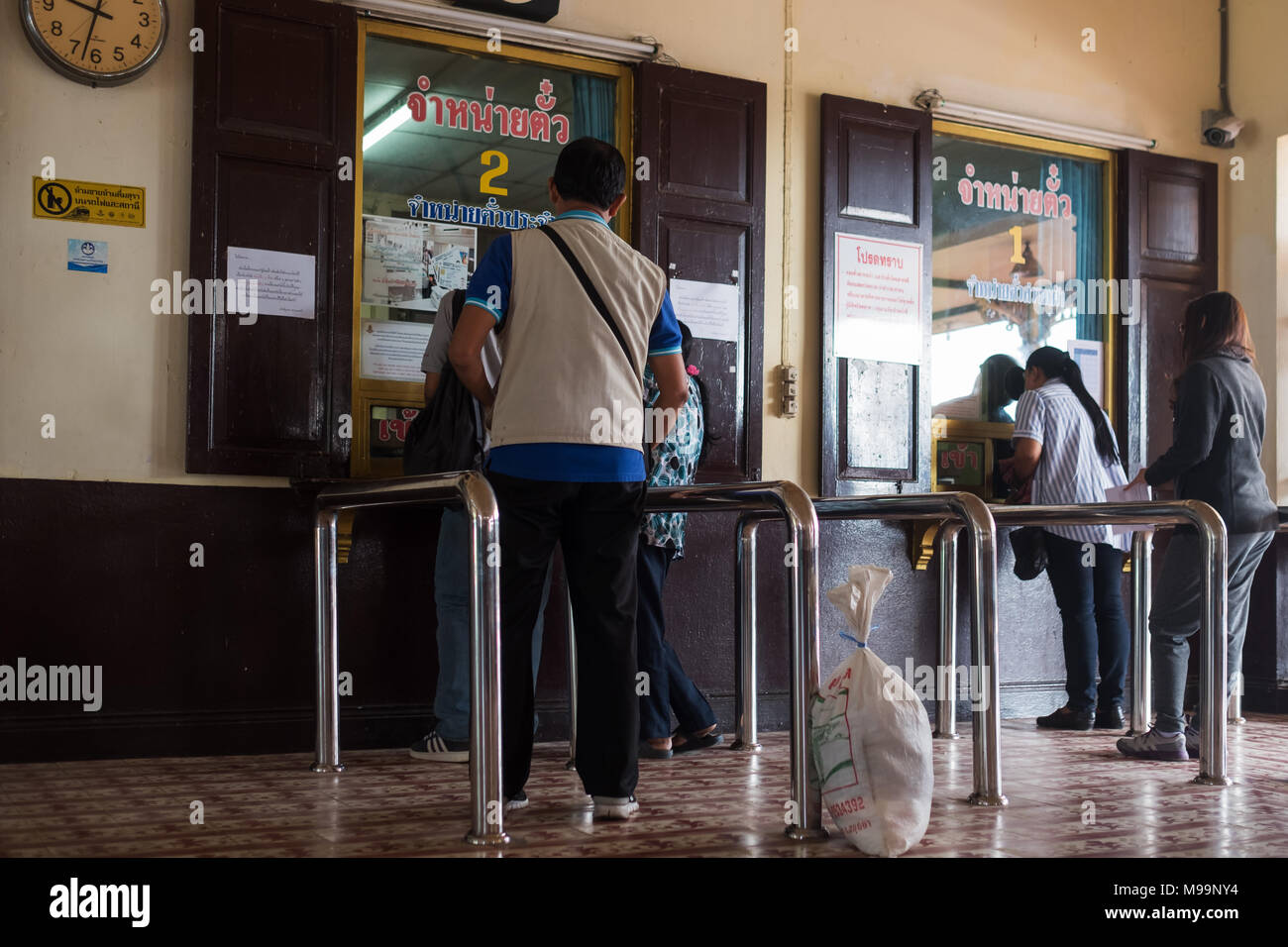 AYUTTHAYA, THAÏLANDE - 1 novembre 2017 : la queue pour acheter des billets dans les petites thai railway station Banque D'Images