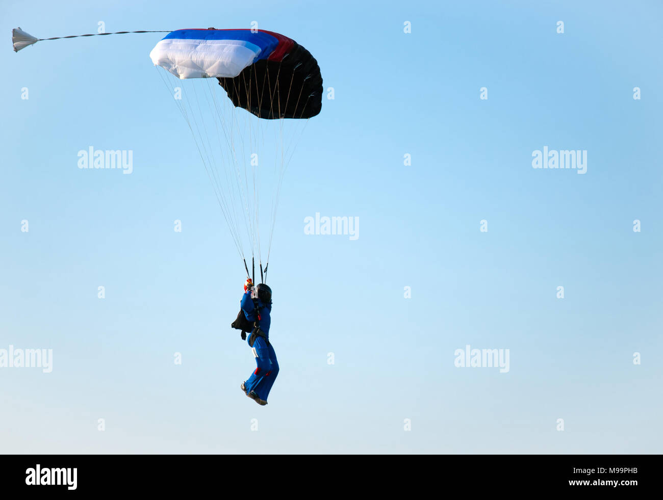 L'homme prêt pour l'atterrissage en parachute avec Banque D'Images