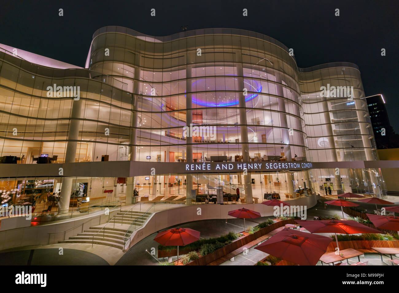 Irvine, MAR 16 Extérieur : vue de la nuit de Segerstrom Center for the Arts on Mar 16, 2018 à Irvine, Los Angeles County, Californie Banque D'Images