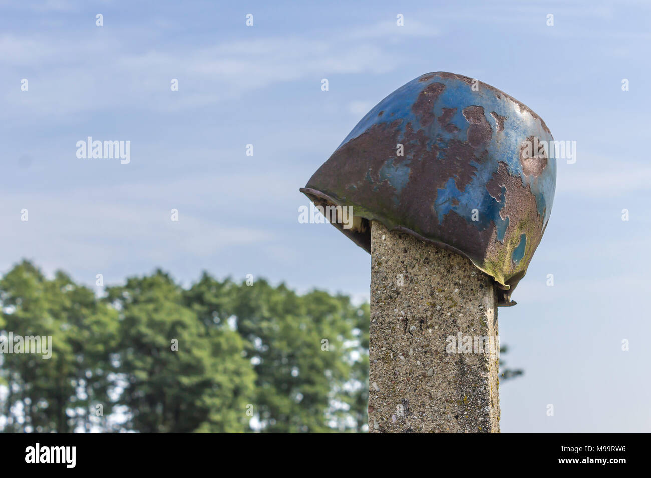 Un vieux, les fuites metal casserole, mettre sur un pilier en béton dans la basse-cour. La fin de l'été . Podlasie, Pologne. Banque D'Images