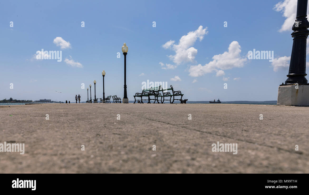 Muelle pier réel à Cienfuegos, Cuba. Des bancs sur le quai du port de Cienfuegos. Banque D'Images