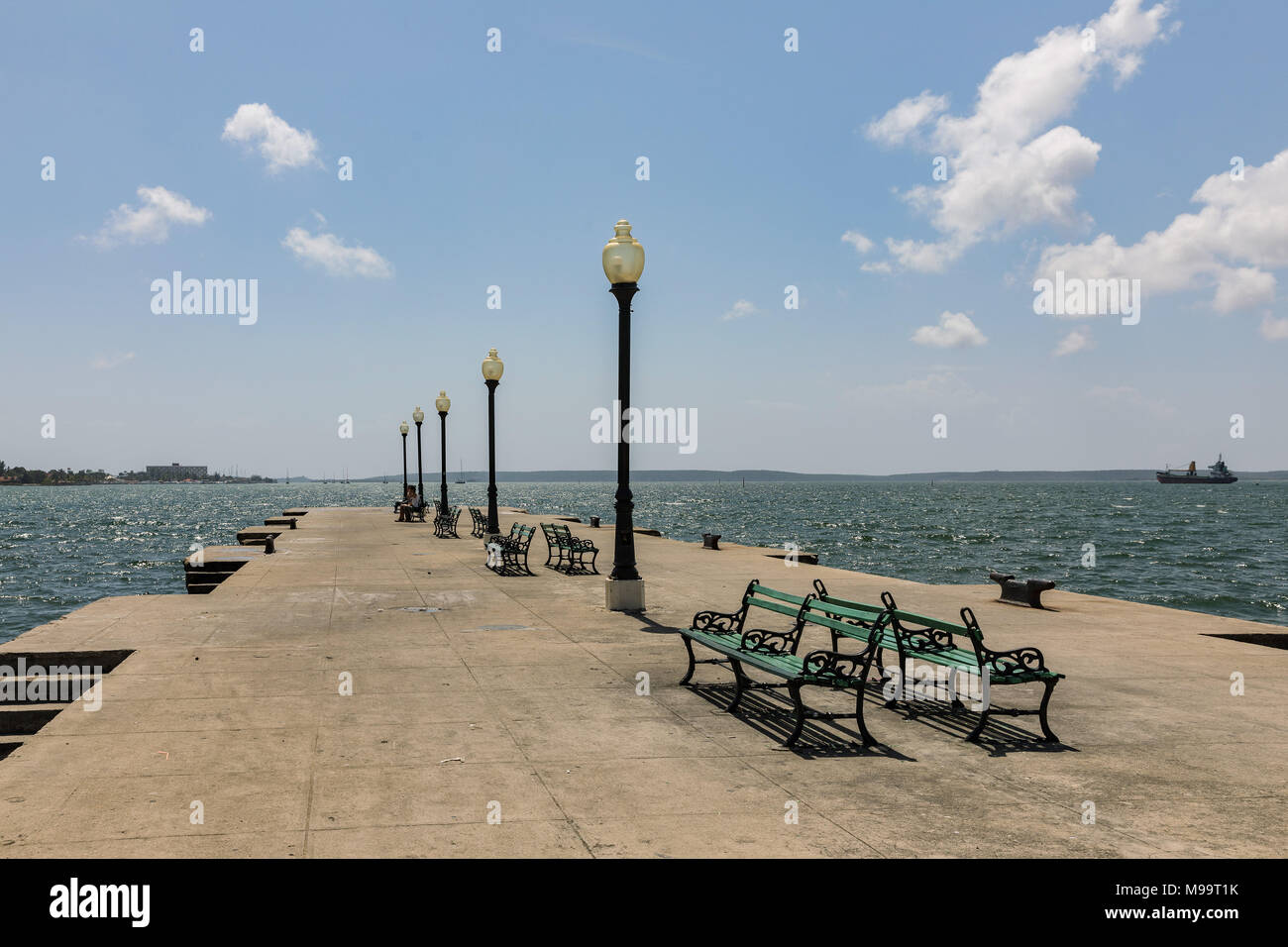 Muelle pier réel à Cienfuegos, Cuba. Des bancs sur le quai du port de Cienfuegos. Banque D'Images