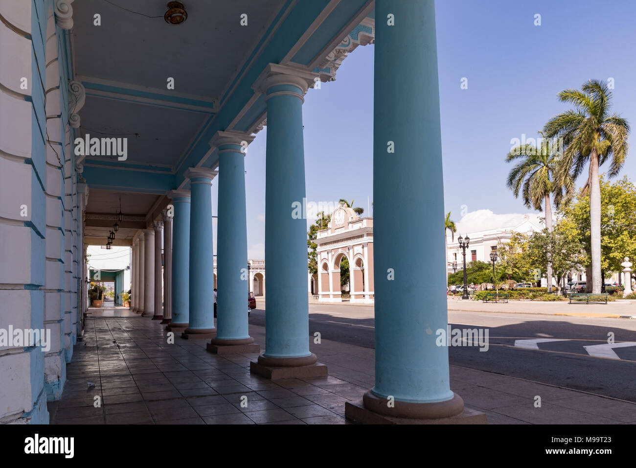 Centre historique urbain de Cienfuegos - Site du patrimoine mondial de l'UNESCO à Cuba. Le Ferrer palace qui est un célèbre bâtiment néoclassique dans le Parque Jose Banque D'Images