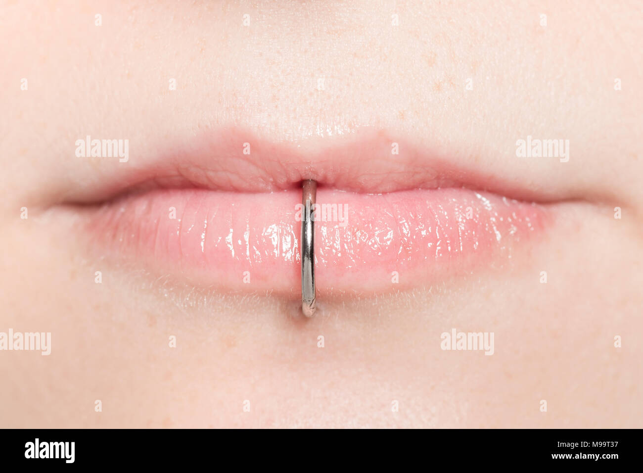 Détail d'une bouche de femme avec Piercing Labret Banque D'Images