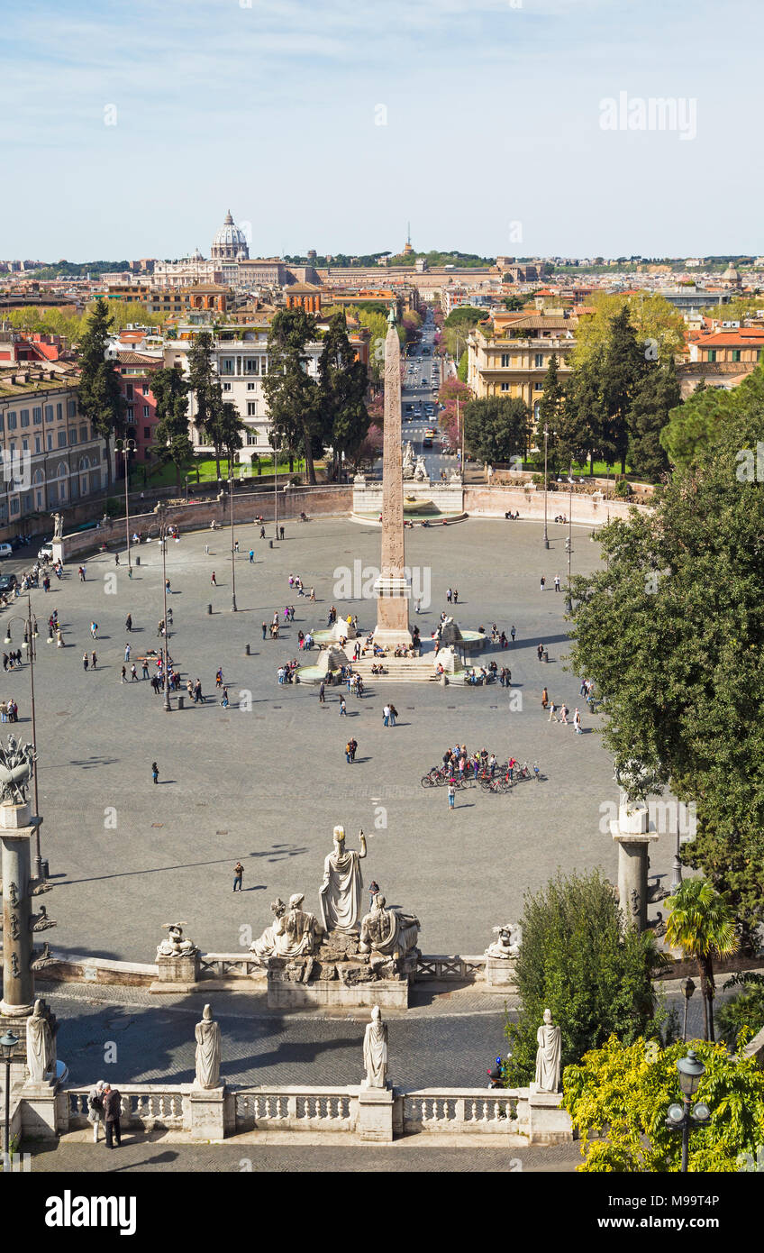 Rome, Italie. La Piazza del Popolo. L'obélisque a été apporté de Heliopolis, l'Egypte pendant le règne de l'empereur Auguste. St Peter's peut être vu dans e Banque D'Images