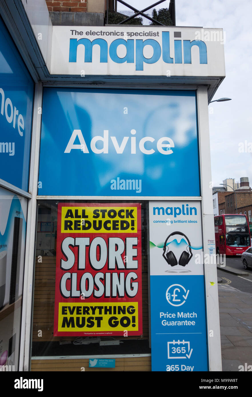 À la fermeture du magasin, l'electronics Maplin chain store, sur King Street, Hammersmith, London, W8, UK Banque D'Images