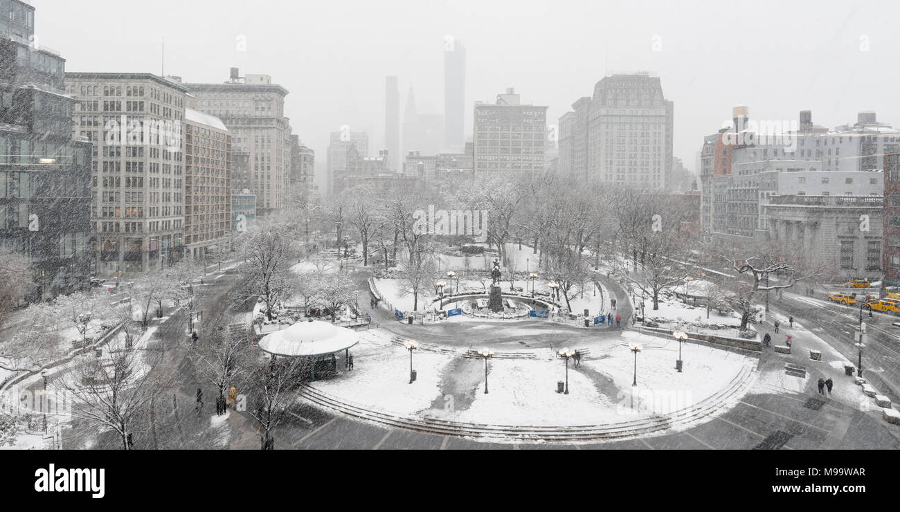 New York, NY, USA - Le 21 mars 2018 : Union Square Park en hiver sous la neige. Manhattan Banque D'Images