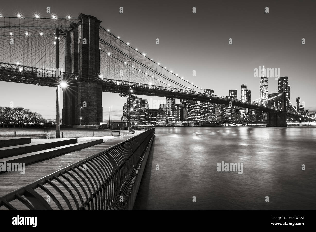 Pont de Brooklyn Park promenade en soirée avec les gratte-ciel de Manhattan, East River et le pont de Brooklyn en noir et blanc. New York City Banque D'Images