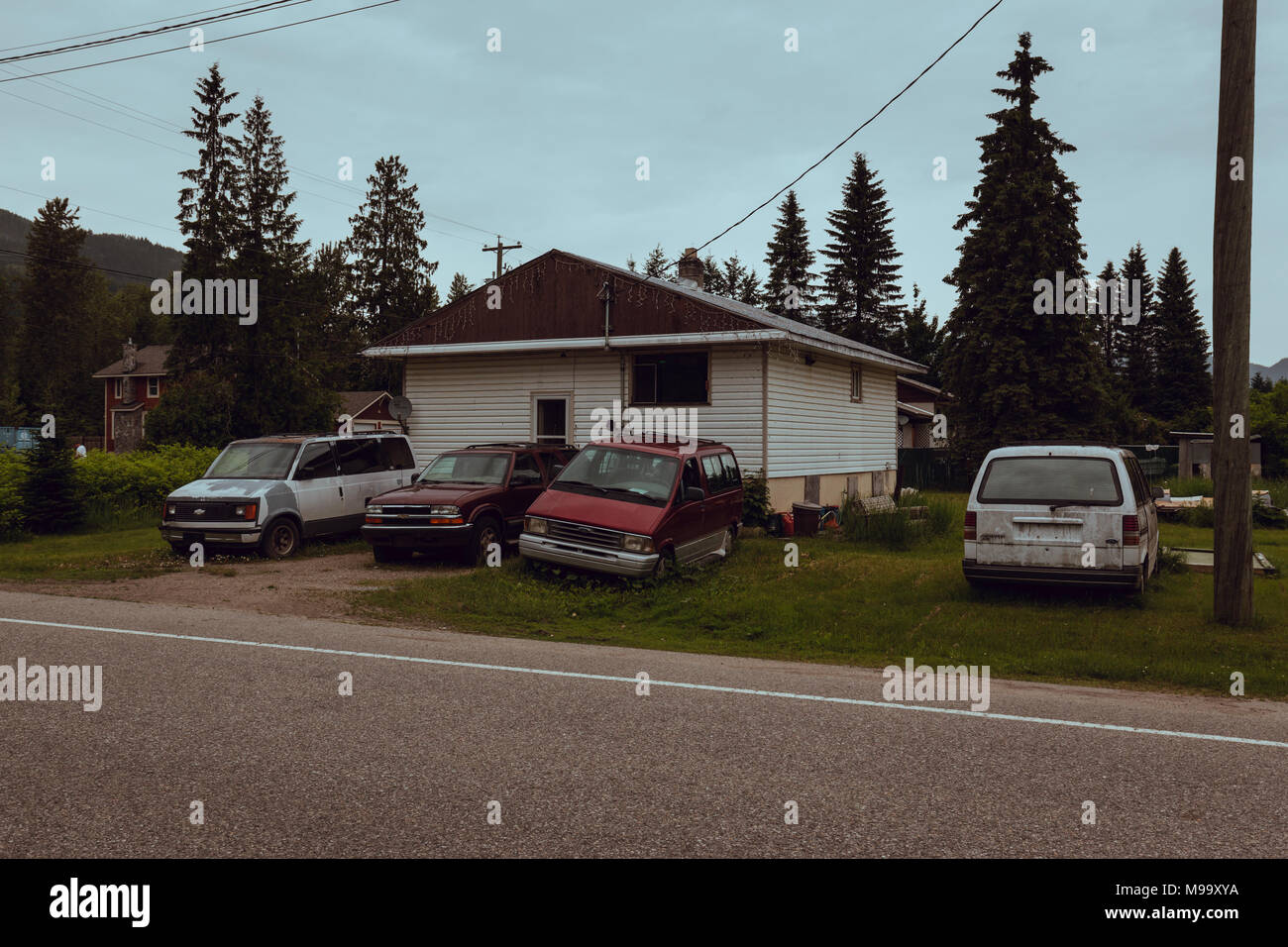 https://c8.alamy.com/compfr/m99xya/revelstoke-colombie-britannique-canada-bbritish-juin-2017-pauvre-maison-et-epaves-de-voitures-dans-la-ville-m99xya.jpg