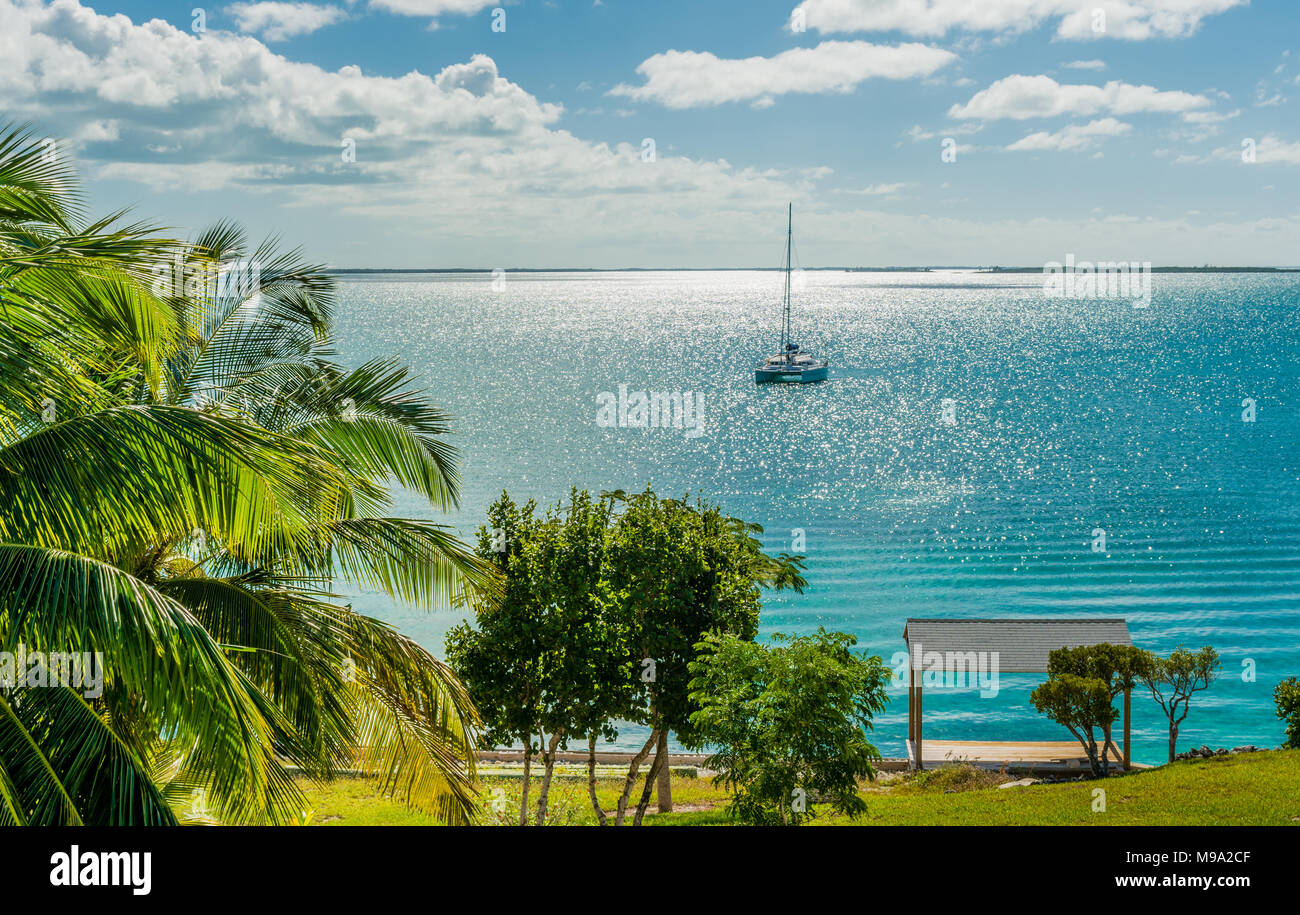 L'île des Bahamas Vue sur océan turquoise montrant les voiliers sur l'eau dans une journée ensoleillée avec un ciel bleu et des nuages à contraste élevé Banque D'Images