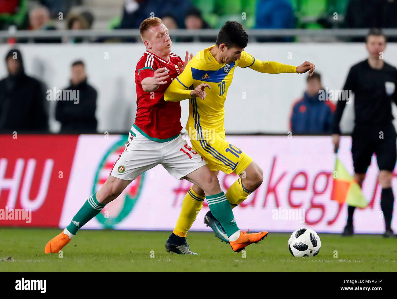 BUDAPEST, HONGRIE - le 23 mars : Laszlo Kleinheisler # 15 de la Hongrie se bat pour la balle avec Baktiyor Zaynutdinov # 10 du Kazakhstan au cours de la match amical entre la Hongrie et le Kazakhstan à Groupama Arena le 23 mars 2018 à Budapest, Hongrie. Credit : Laszlo Szirtesi/Alamy Live News Banque D'Images