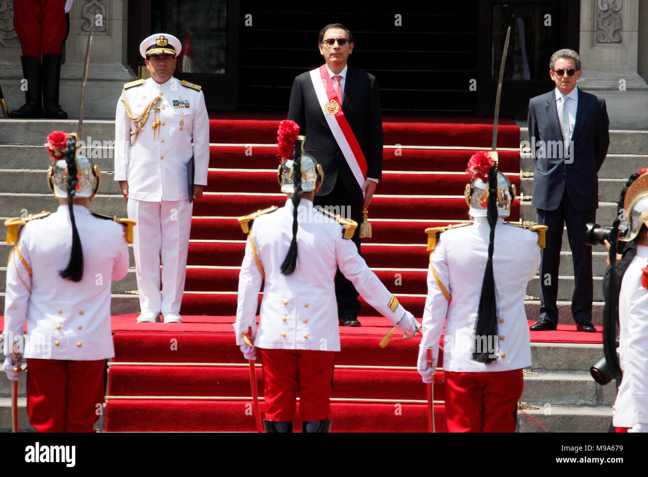 Lima, Pérou. Mar 23, 2018. Nouveau président du Pérou Martin Vizcarra reçoit les honneurs militaires à Lima, Pérou, le 23 mars 2018. Nouveau président du Pérou Martin Vizcarra a prêté serment le vendredi, s'engageant à adopter une position ferme contre la corruption au sein du gouvernement. Crédit : Luis Camacho/Xinhua/Alamy Live News Banque D'Images