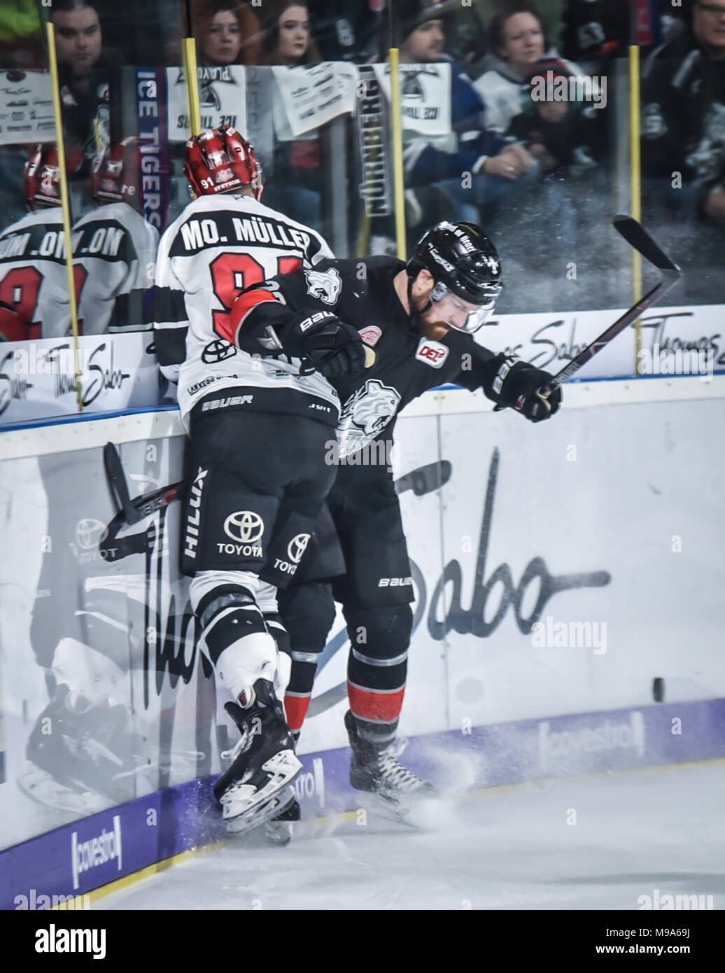 L'Allemagne, l'NŸrnberg NŸrnberger Arena, Versicherung, 23.03.2018, Eishockey - DEL Playoffs Viertelfinale, Spiel 5 - Thomas Sabo Ice Tigers vs Kšlner Haie - Image : (de G-R) Photo : HMB Media/Ryan Crédit : Ryan Evans/Alamy Live News Banque D'Images