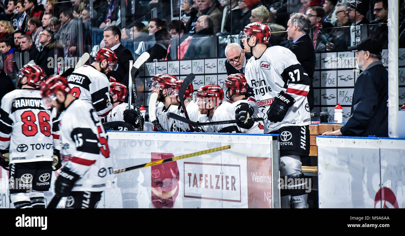 L'Allemagne, l'NŸrnberg NŸrnberger Arena, Versicherung, 23.03.2018, Eishockey - DEL Playoffs Viertelfinale, Spiel 5 - Thomas Sabo Ice Tigers vs Kšlner Haie - Image : Peter Draisaitl (Kšlner Cheftrainer Haie) parle avec son équipe directement après un changement de ligne. Foto : HMB Media/Ryan Crédit : Ryan Evans/Alamy Live News Banque D'Images