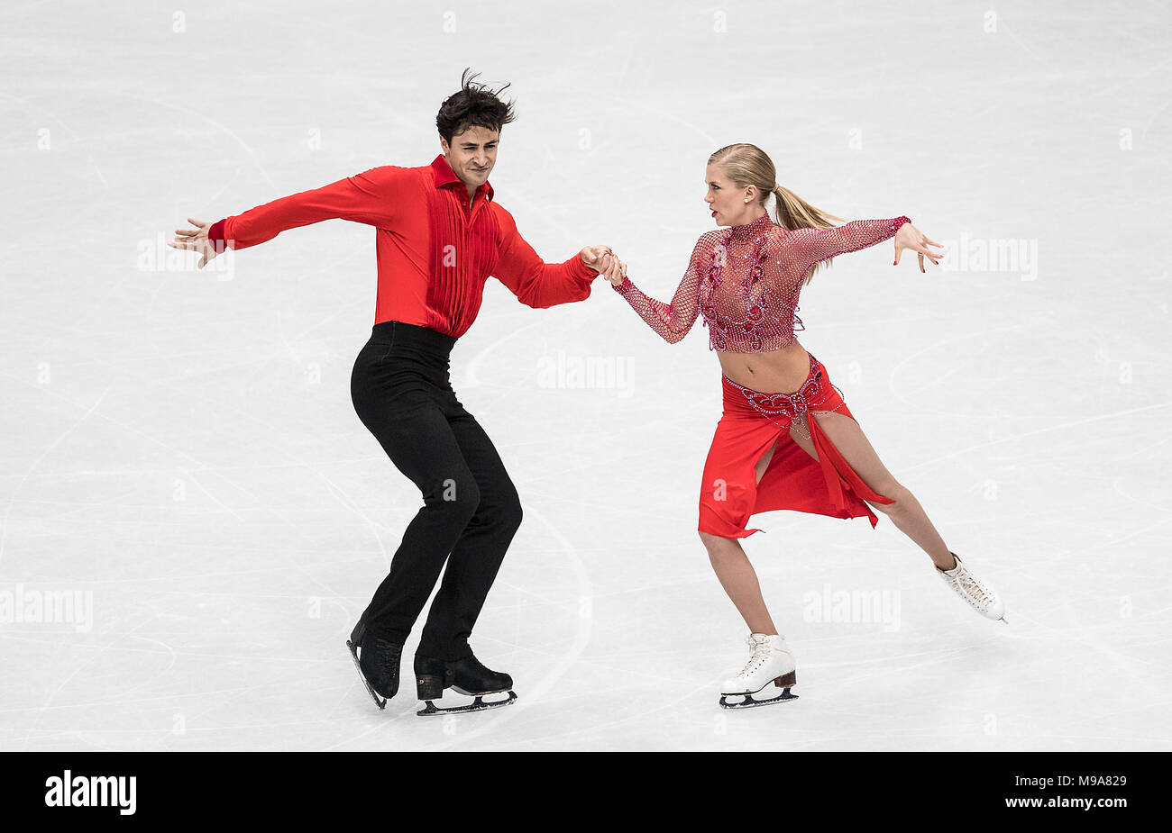 Milan, Italie. Mar 23, 2018. Kaitlyn Weaver (R) et Andrew Poje du Canada effectuer au cours de la danse sur glace, programme de danse court à la compétition aux Championnats du monde de patinage artistique 2018, à Milan, Italie, le 23 mars 2018. Credit : Jin Yu/Xinhua/Alamy Live News Banque D'Images