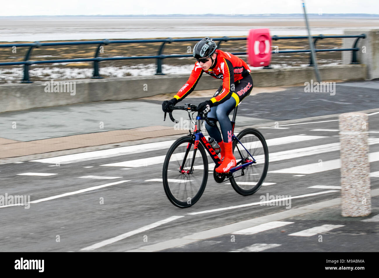 Southport, Merseyside. Météo britannique. 24/03/2018. Couleurs vives sur une journée dans la station balnéaire, comme les visiteurs et les résidents apprécient l'excellente condtions de prendre l'exercice léger sur la promenade de front de mer. /AlamyLive MediaWorldImages Crédit : Nouvelles. Banque D'Images