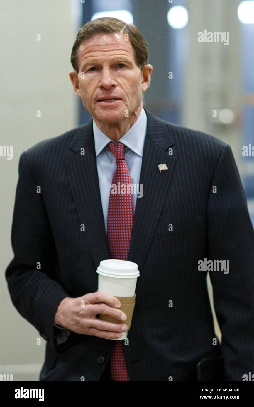 Le sénateur américain Richard Blumenthal, le démocrate du Connecticut, promenades à travers le sénat subway avant un vote dans le sous-sol de du Capitole des États-Unis à Washington, D.C. le 21 mars 2018. Crédit : Alex Edelman / CNP - AUCUN FIL SERVICE · Photo : Alex Edelman/consolidé Nouvelles Photos/Alex Edelman - CNP Banque D'Images