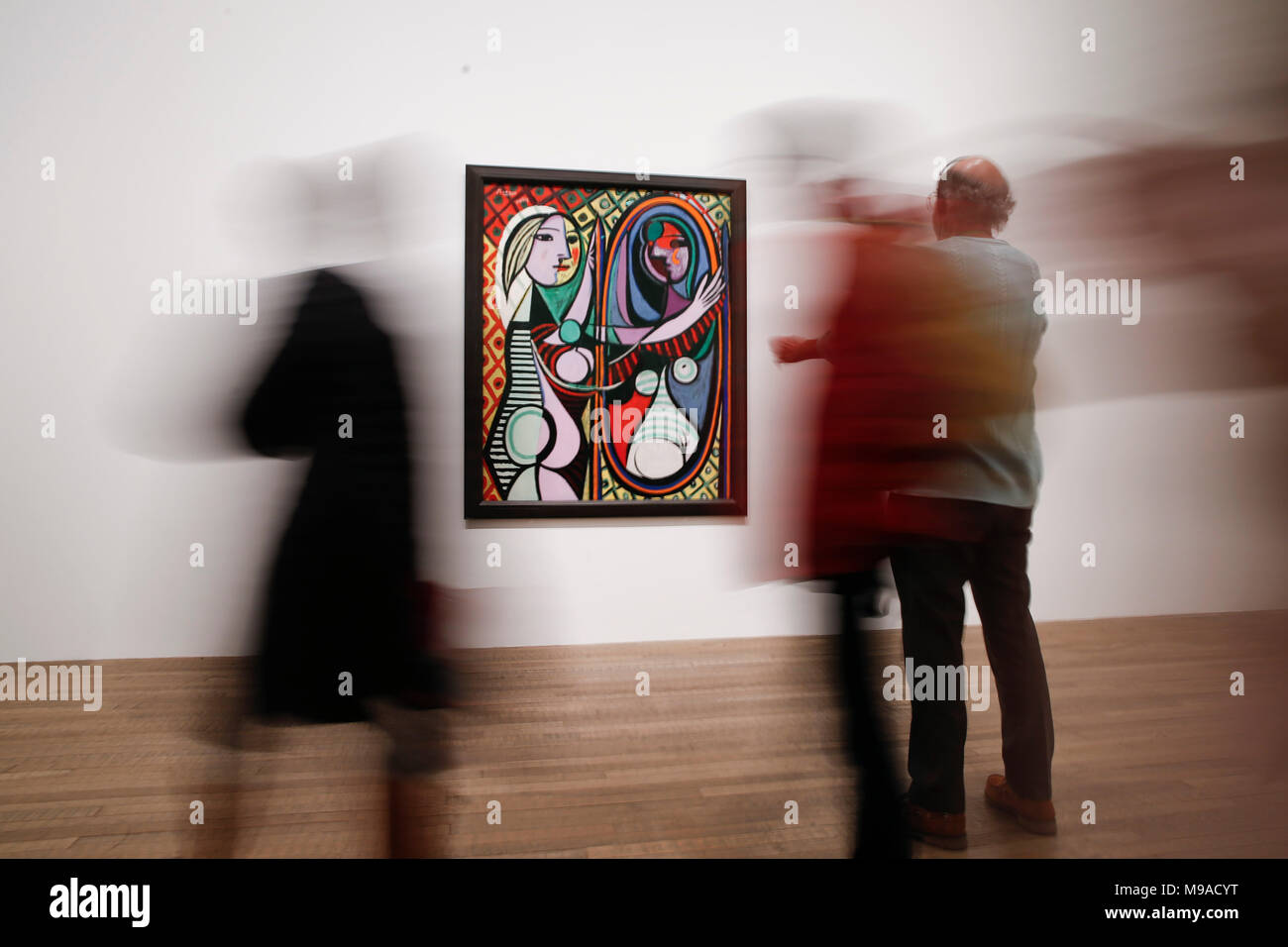 London, Londres, Royaume-Uni. 24Th Mar, 2018. Personnes visitent l'exposition 'EY Picasso 1932 - L'amour, la gloire, la tragédie qui a eu lieu à la Tate Modern, Londres, Angleterre le 24 mars 2018. L'exposition s'achèvera le 9 septembre prochain. Credit : Han Yan/Xinhua/Alamy Live News Banque D'Images